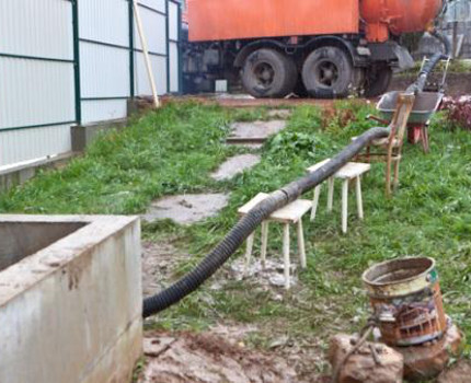 Cleaning the drain pit with a suction pump