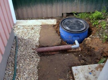 Cài đặt một cesspool từ một cái thùng