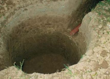 Excavation pit para sa selyadong cesspool