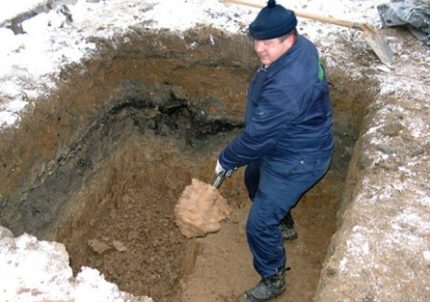 Ásatási gödör egy lefolyó lyuk alatt