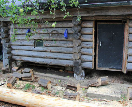 Baño antiguo con ventilación natural.