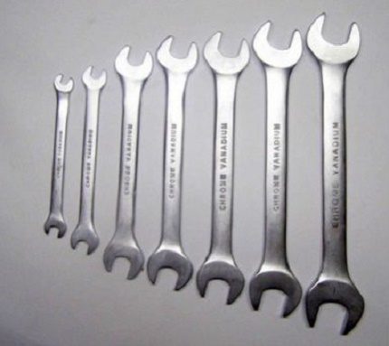 Itakda ang mga wrenches ng iba't ibang laki