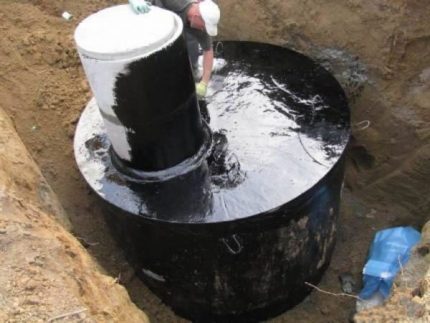 Waterproofing of a septic tank with bituminous mastic