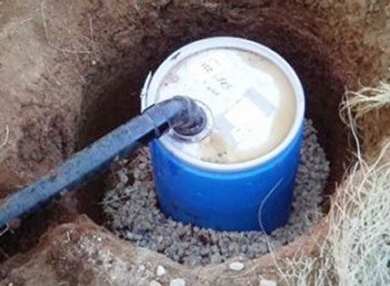 Un ejemplo de organizar la salida de agua en un barril