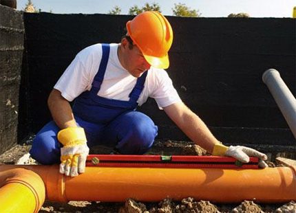 Helling van leidingen van huishoudelijke en industriële rioleringen