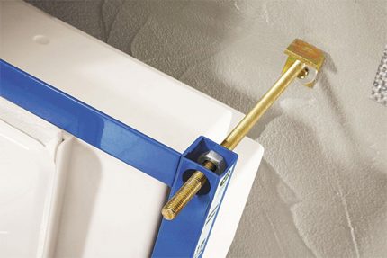 Fixation pour installation angulaire d'une cuvette de WC