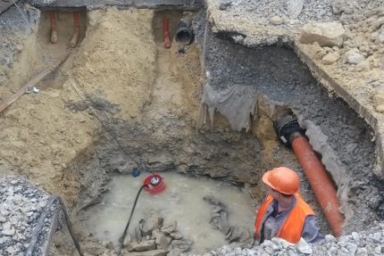 Bombeo de agua del pozo y trincheras