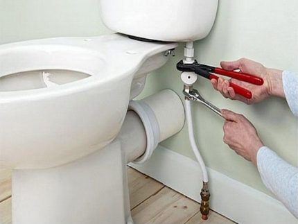 Horizontal outlet toilet