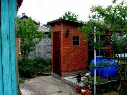 Toilette en brique