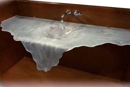 Glasgegenstand in Form eines Wasserfalls