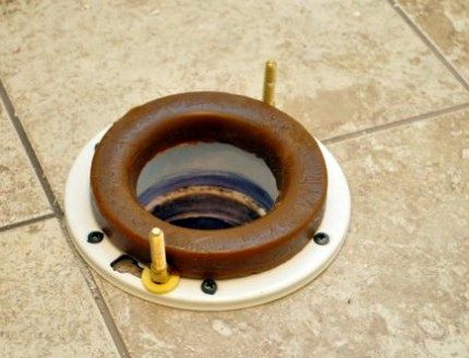 Flange for vertical toilet outlet