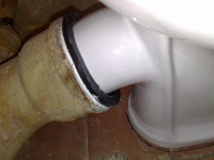 Toilet met schuine sproeikop