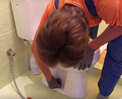 Jelölési helyek a WC rögzítéséhez