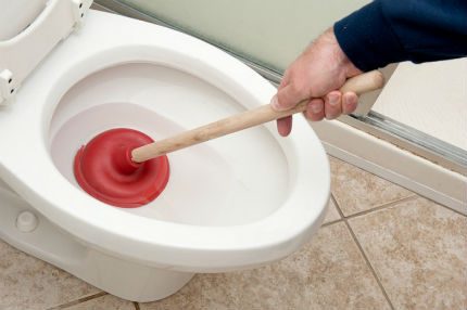 Plunger upang maalis ang mga blockage