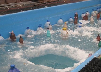 Plastikflasche schwimmt