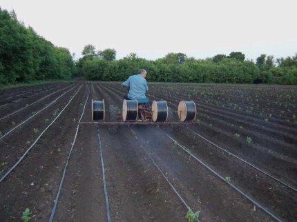 Pose de tuyaux d'égouttement après l'hiver