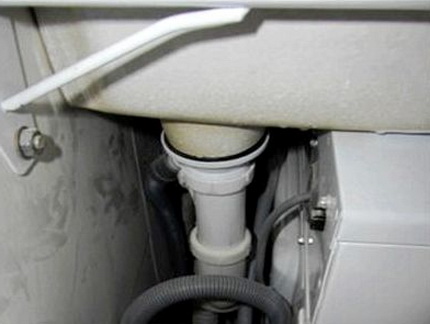 Bir nilüfer lavabo çamaşır makinesi montajı