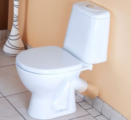 Installation einer Toilette mit schrägem Auslöser