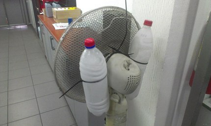 Gelo em garrafas em um ventilador