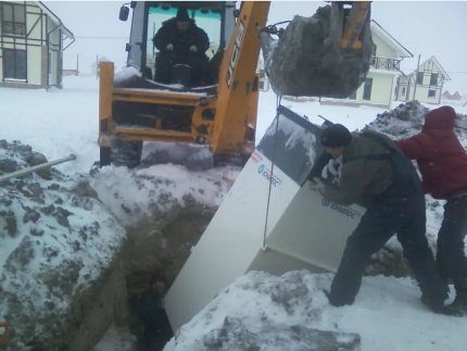 Installatie van een septic tank in de winter