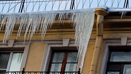 Dach Eiszapfen und Eiszapfen