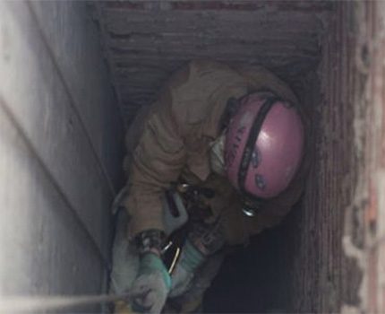 De ventilatieschacht van een appartementengebouw schoonmaken