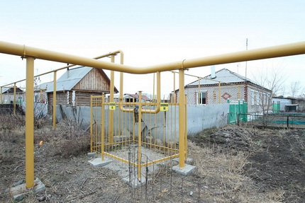 Overhead installation of gas pipes