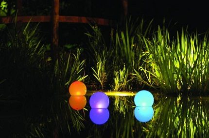 Pond lighting na may mga ilaw sa solar