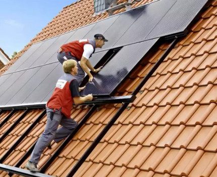 Instalación del panel sobre una baldosa metálica.