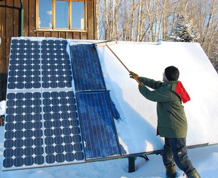 Solargenerator von Schnee reinigen