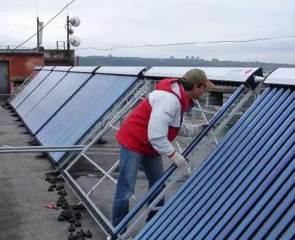 Installation auf dem Dach des Rahmens unter dem Kollektor