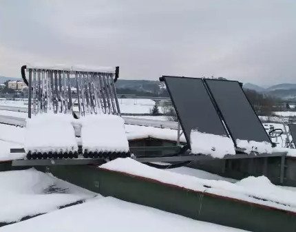 Vacuümcollector onder de sneeuw