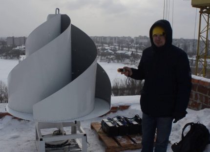 Vertikaler Windgenerator auf dem Dach eines Wohnhauses