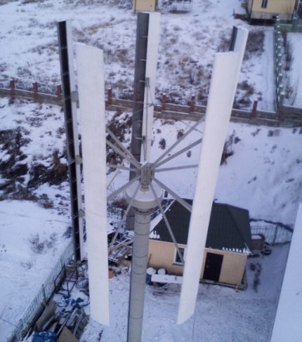 Vertical wind generator sa isang kahoy na palo