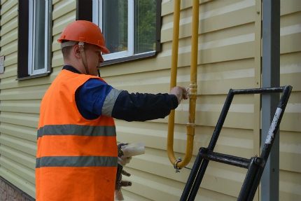 La vérification des joints de tuyaux est un aspect de sécurité très important.