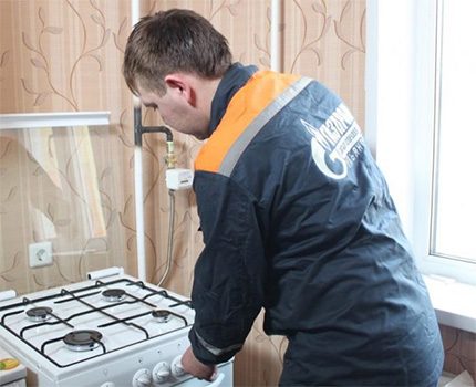 Inspectie van apparatuur door een gasservicespecialist