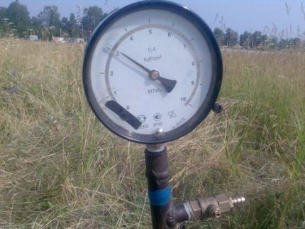 Pressure gauge para sa pagsubok ng pagsubok sa isang gas pipeline