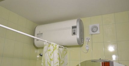 Horisontal elektrisk kjele på badet