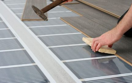 Plancher infrarouge sous le stratifié