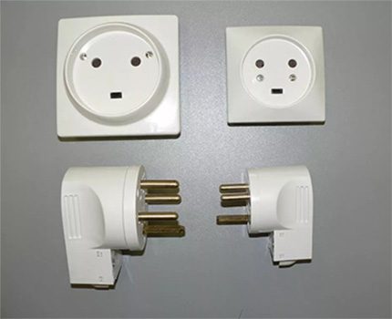 Power outlet at plug