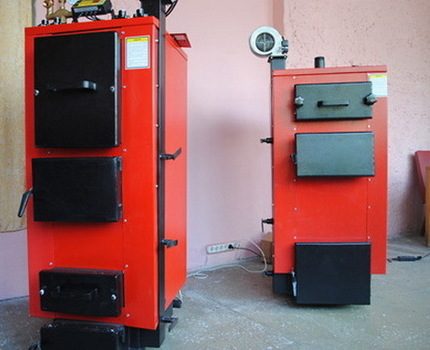 Solid fuel heating boiler