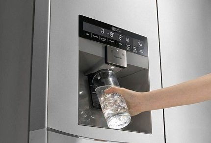 Model met water- en ijsdispenser