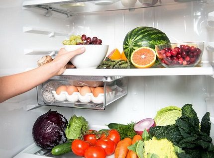 Almacenamiento de alimentos en el mini refrigerador.