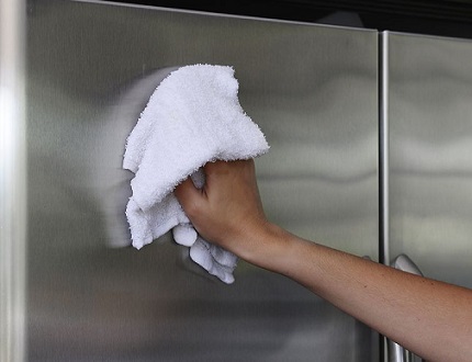 Limpando a porta da geladeira