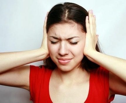 Fille couvre ses oreilles avec ses mains