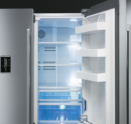 Modelo de geladeira com várias portas de Smeg