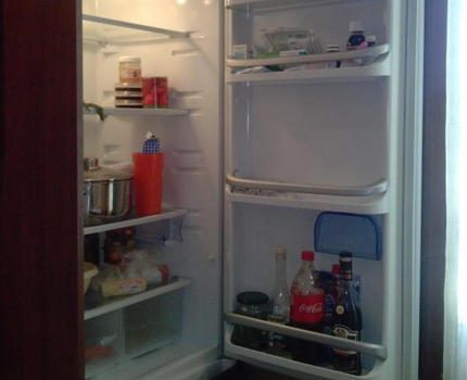 Refrigerator integrated in the kitchen