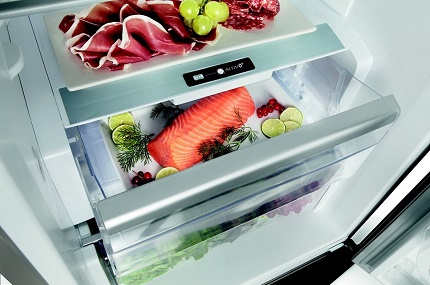 Isolated fresh food storage compartment