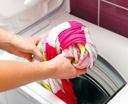 Loading laundry into a vertical type washing machine