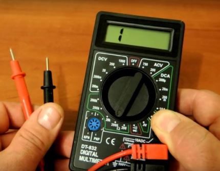 Multimeter na diagnostiku stroja